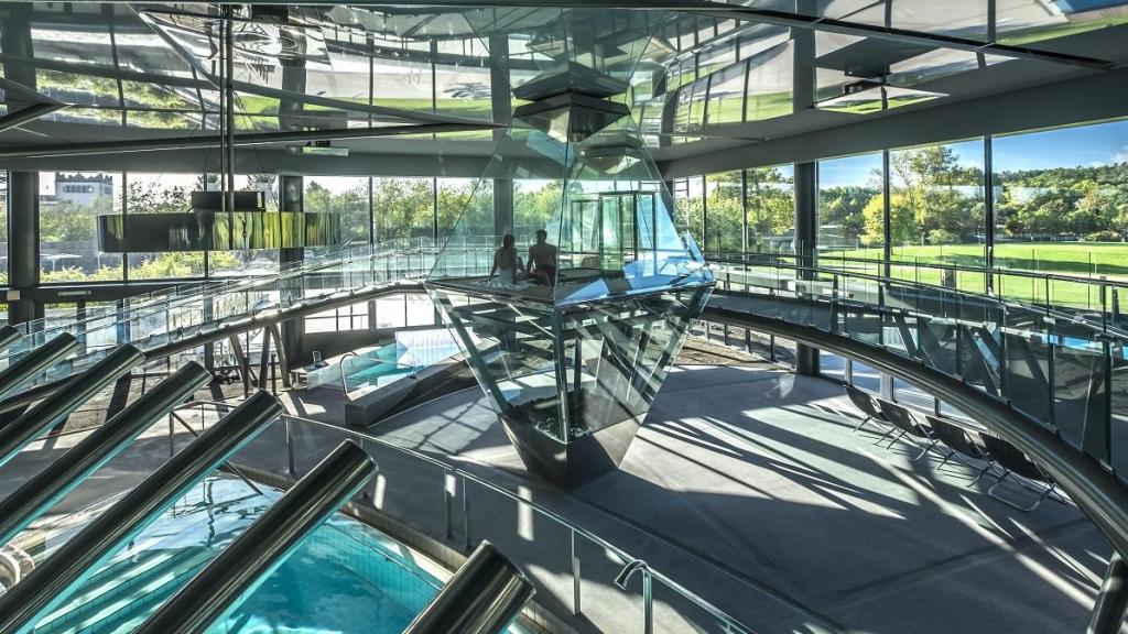 No es Vichy: el balneario futurista con aguas a 42 grados a media hora de Girona