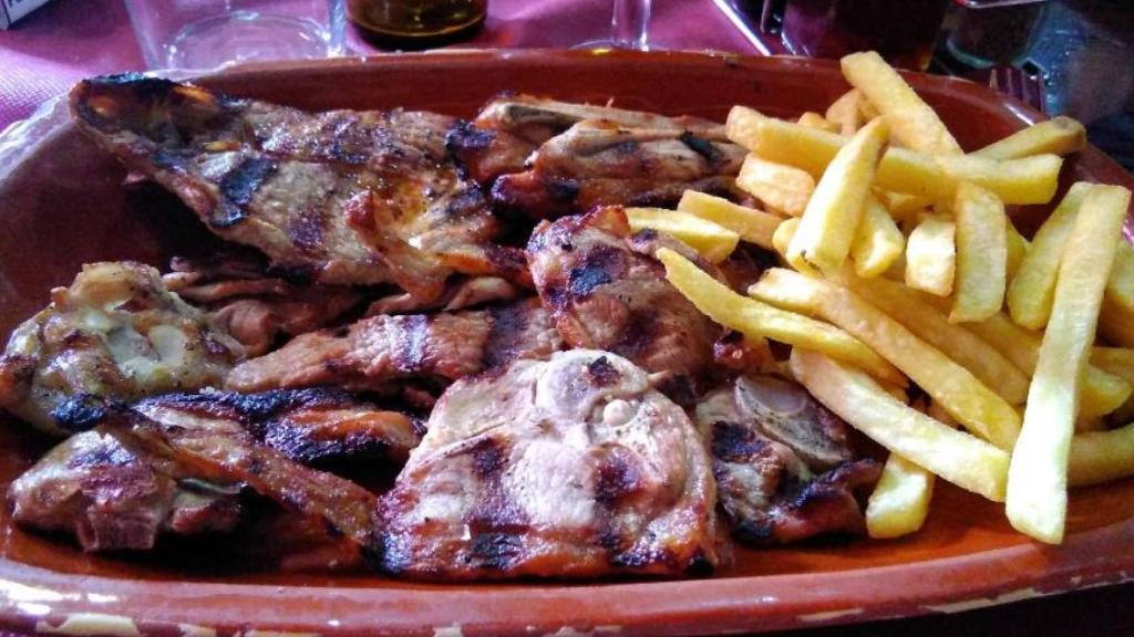 Carne a la brasa con patatas fritas