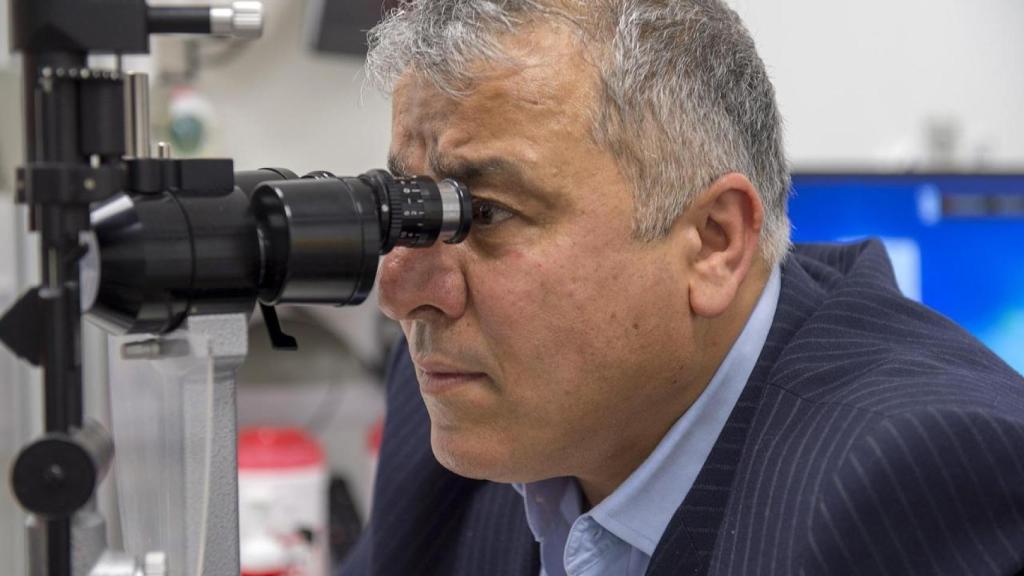 Un hombre se regula la vista