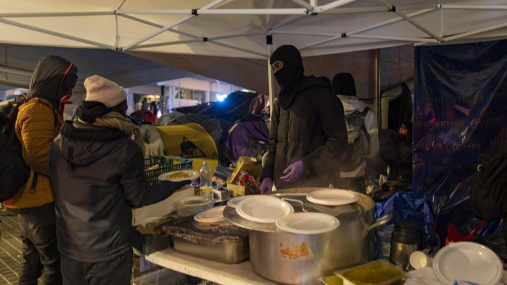 Comida que han servido en Nochebuena a los desalojados del B9 en Badalona