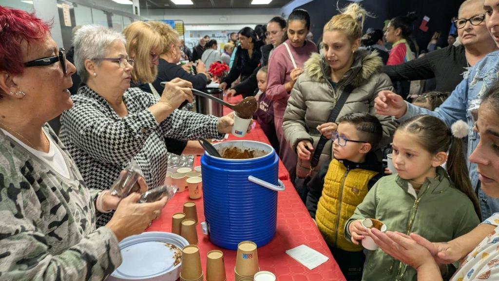 Vecinas y vecinos de La Mina alrededor de la tradicional escudella