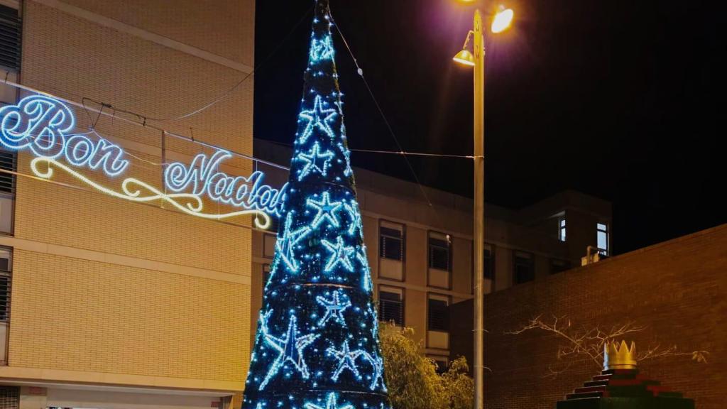 Árbol de Navidad en la plaza del CAP de La Mina