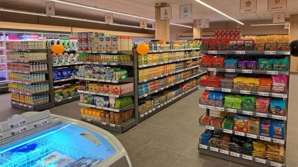 Interior de un supermercado Bon Àrea