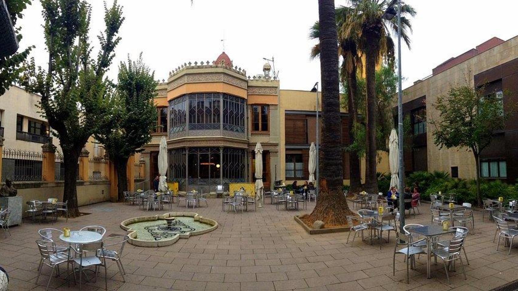 Exterior del centro cívico Can Deu de Les Corts