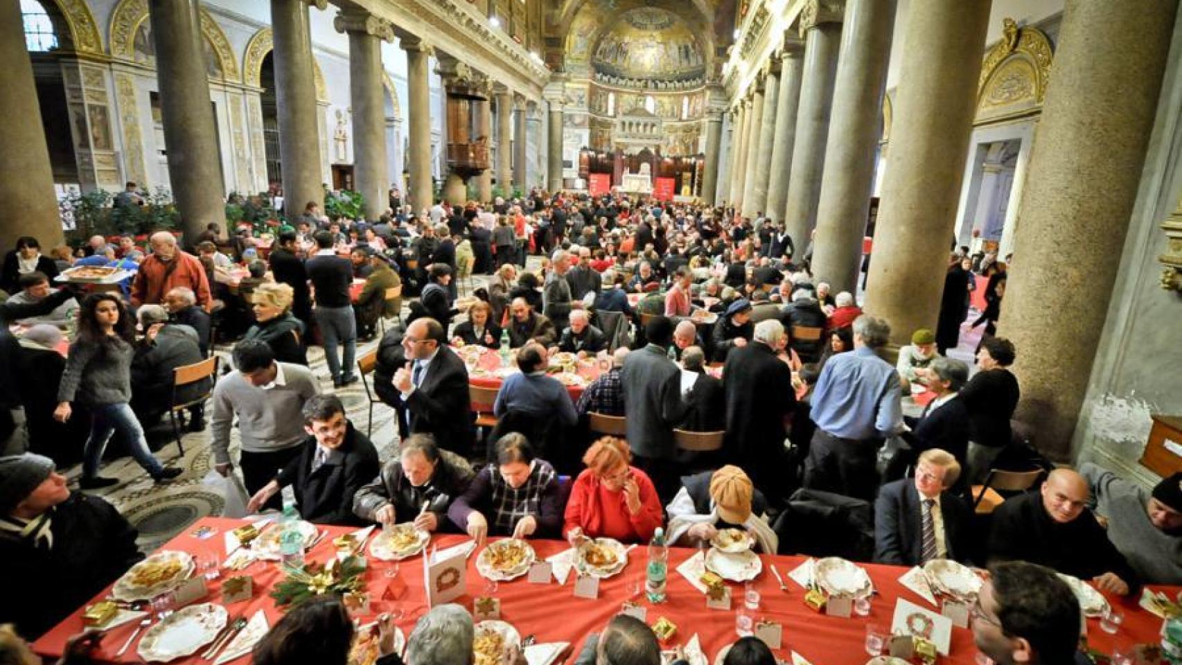 Unas 1.500 personas participan en la comida solidaria de Navidad de Sant Egidio en Barcelona
