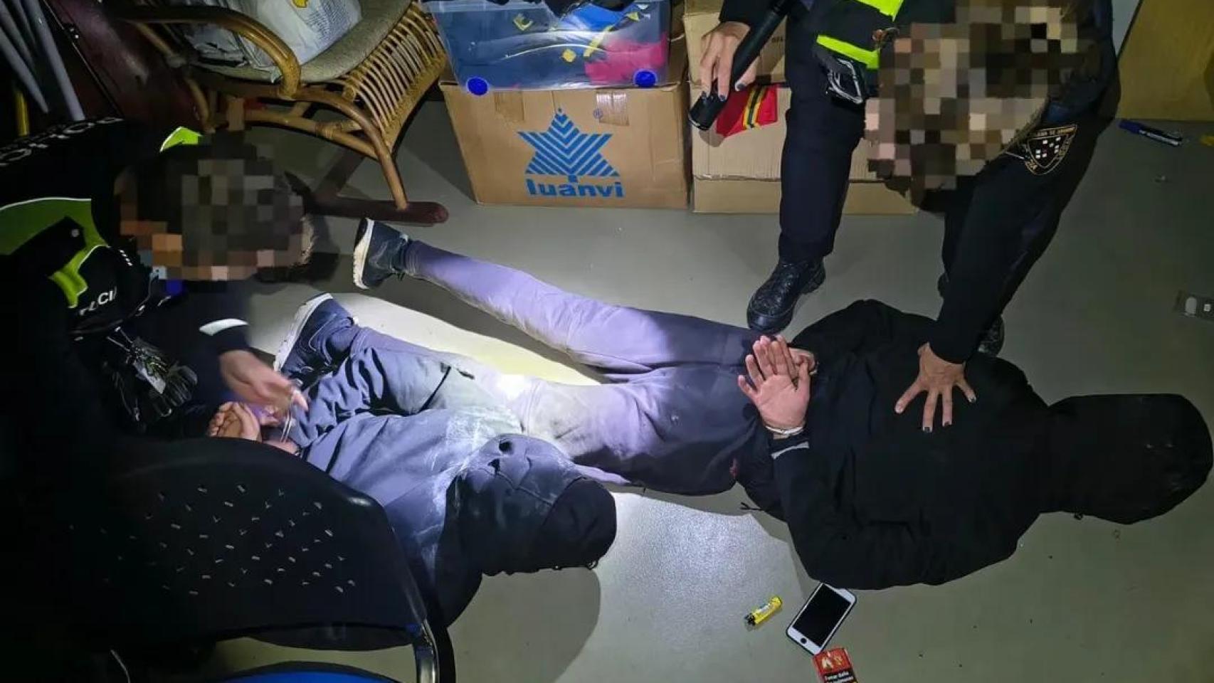 Uno de los detenidos en el momento de ser arrestado por la Policía Local en Santa Coloma