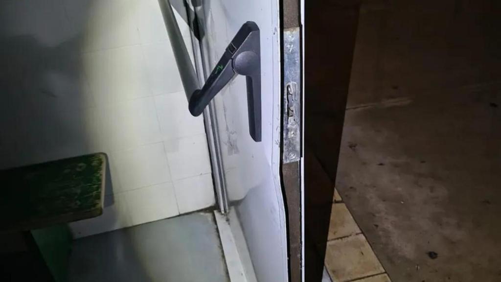 Uno de los accesos a Can Zam, forzado tras la irrupción de los ladrones en el recinto