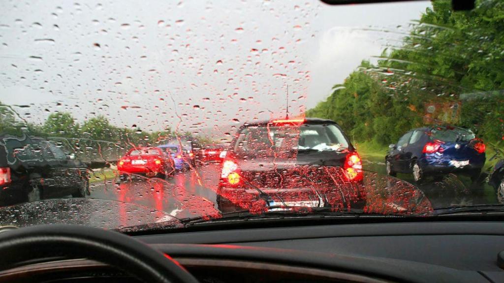 Coches en una carretera un día de lluvia