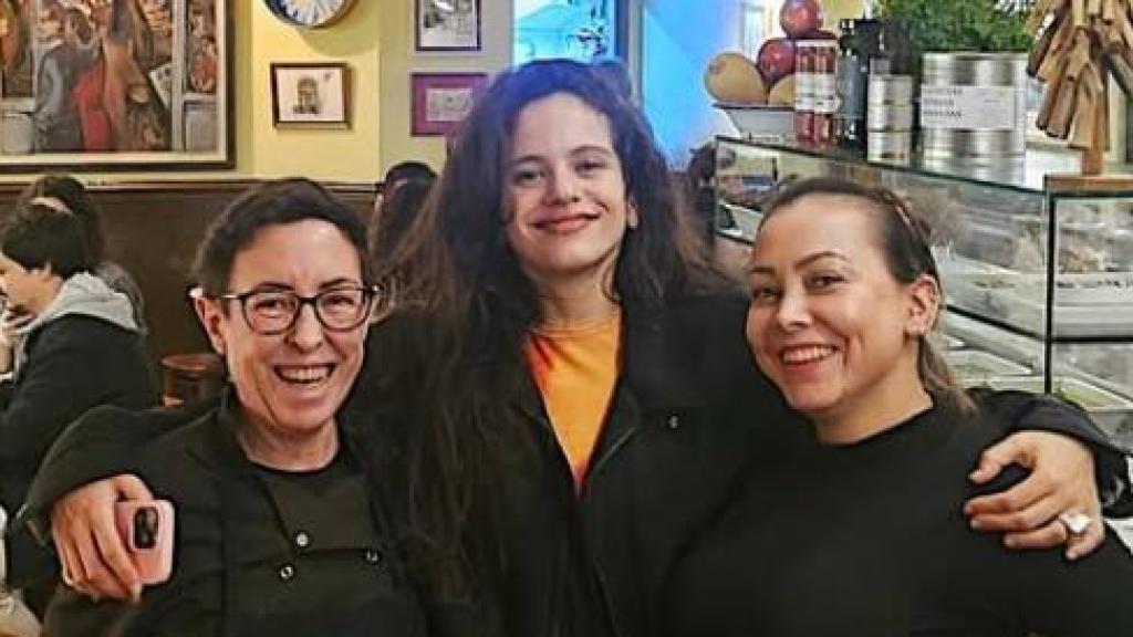 Rosalía con las trabajadoras de la bodega 'La Palma'