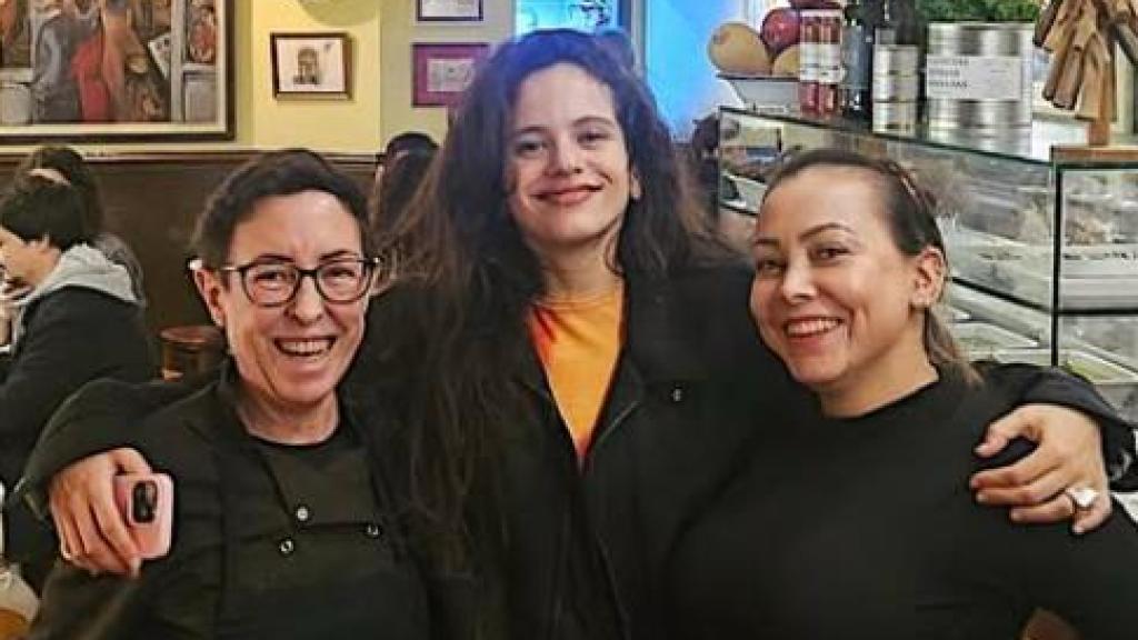 Rosalía con las trabajadoras de la bodega 'La Palma'