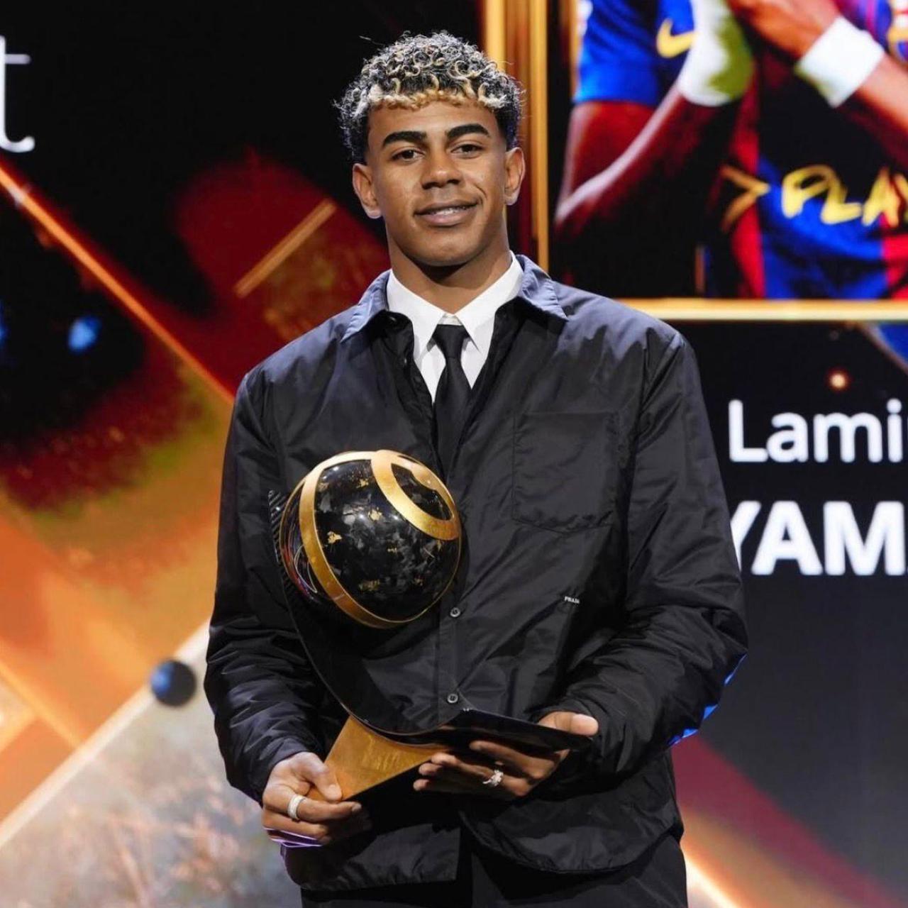 Lamine Yamal posa amb el premi de millor davanter de l’any als Globe Soccer Awards de Dubai