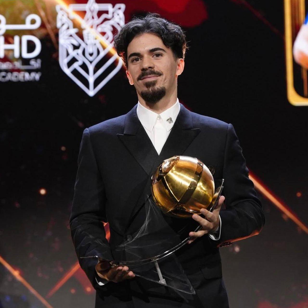 Vitinha posa amb el premi a millor migcampista de l’any als Globe Soccer Awards