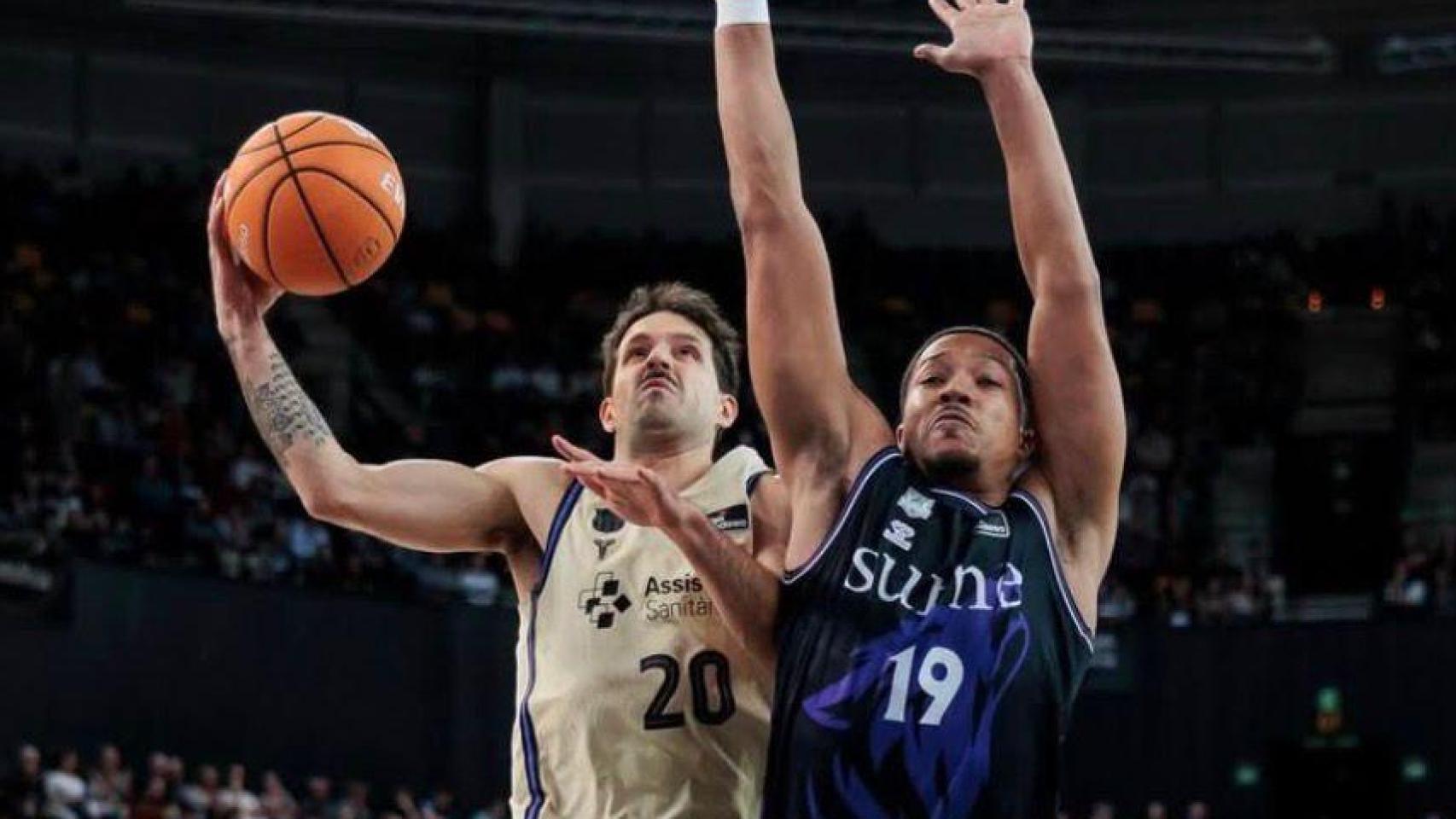 Nico Laprovittola prueba una bandeja en el Surne Bilbao-Barça de basket de la Liga Endesa