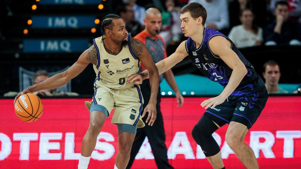 Kevin Punter bota el balón en el Surne Bilbao-Barça de basket de la Liga Endesa