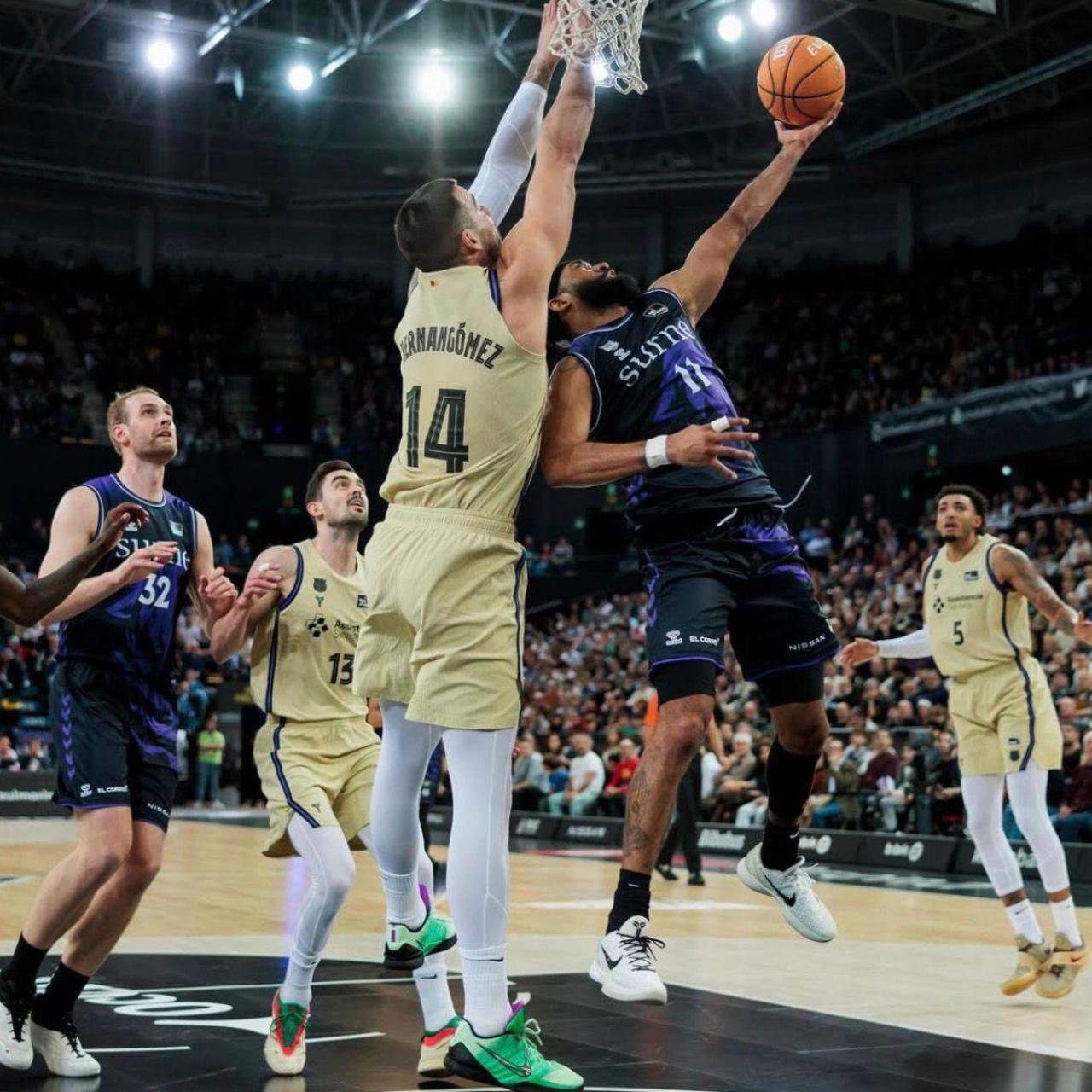 Willy Hernángomez intenta taponar un llançament al Surne Bilbao-Barça de bàsquet de la Lliga Endesa