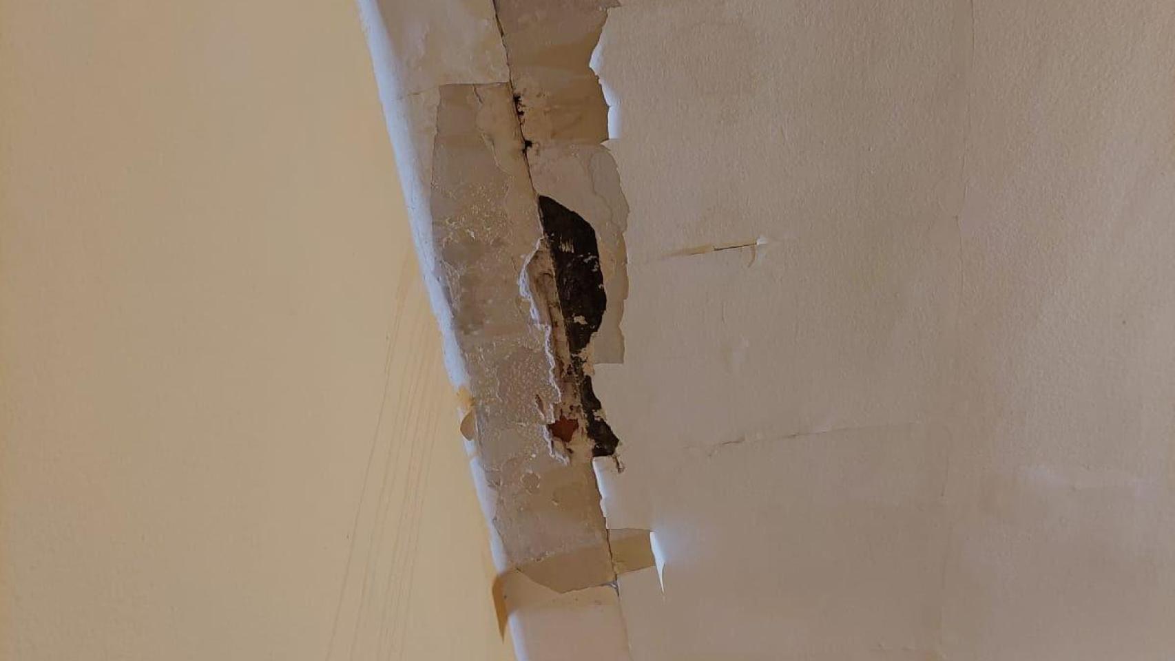 Daños estructurales en el edificio desalojado de Santa Coloma