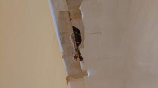 Daños estructurales en el edificio desalojado de Santa Coloma