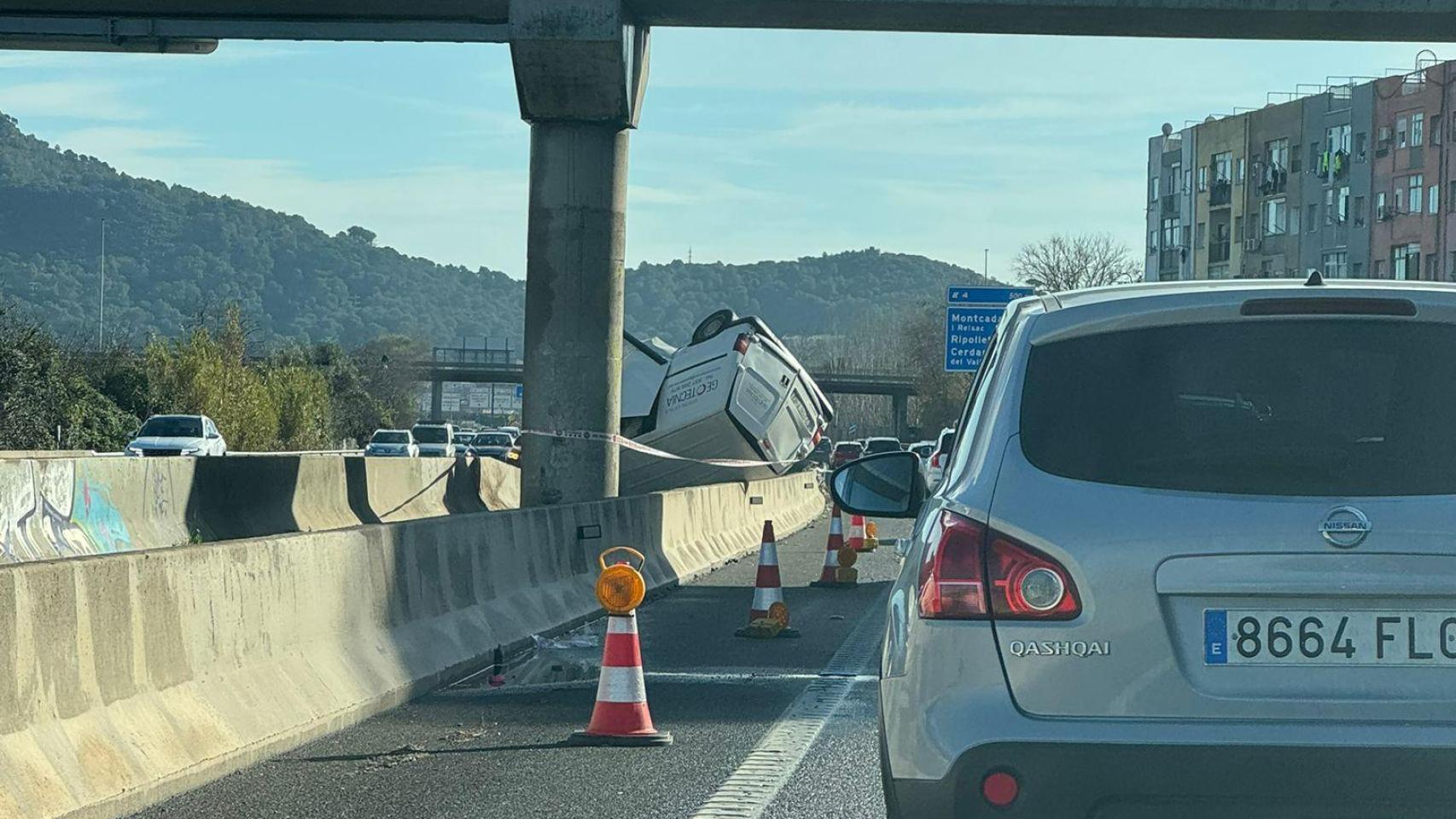 Furgoneta volcada en la C-58, a la altura de Ripollet