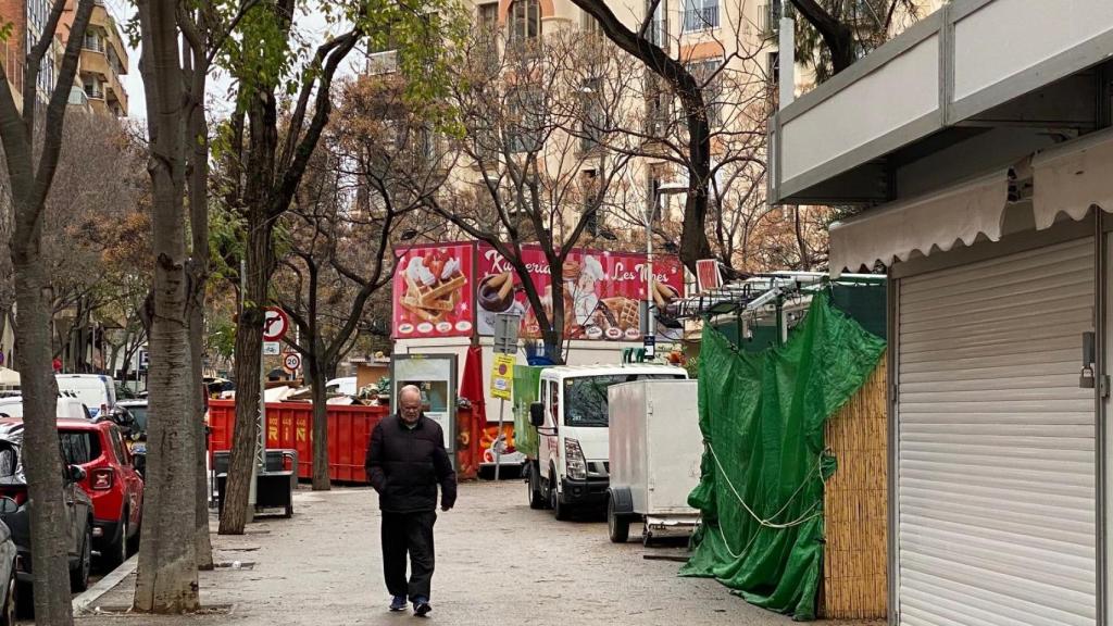 Casetas de la feria de Navidad sin desmontar a 29 de diciembre. Al fondo, la macrochurrería