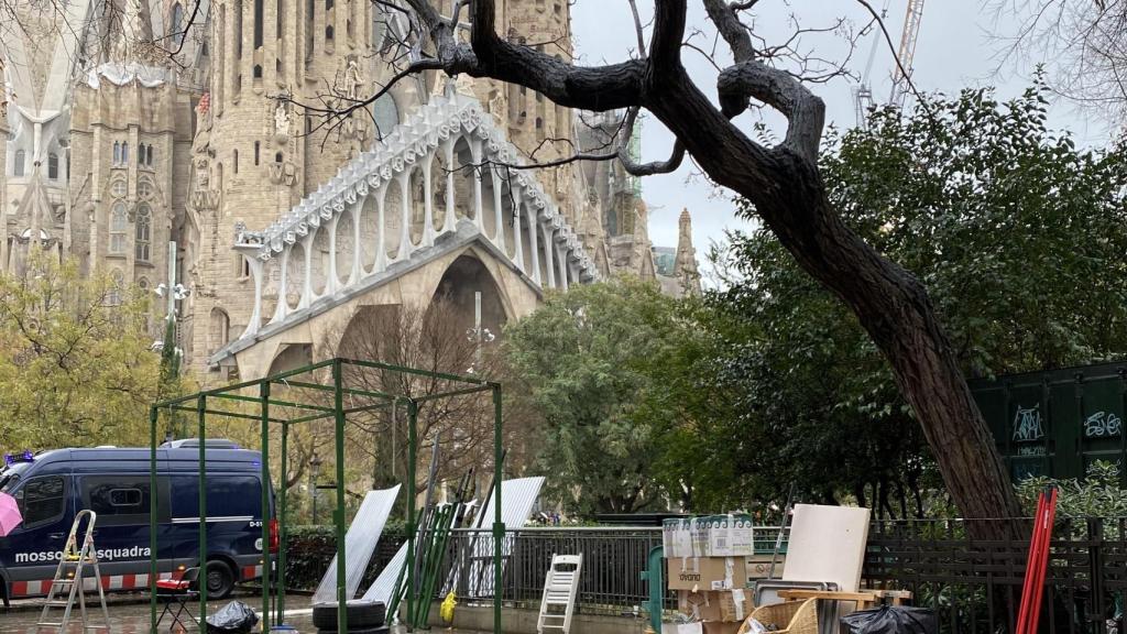 Parada a medio desmontar y bolsas de basura junto al antiguo cine Niza y frente a la basílica de la Sagrada Família
