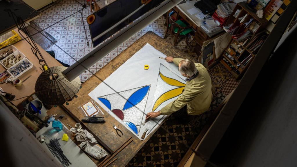 Joan Serra, artesano vitralista, en su taller L'Art del Vitrall en Sabadell