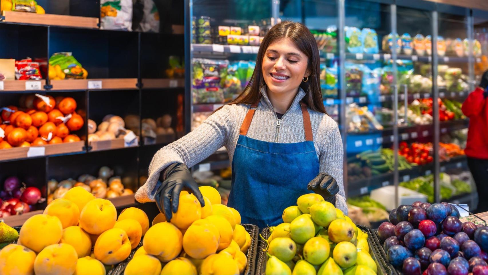 Persona en una frutería