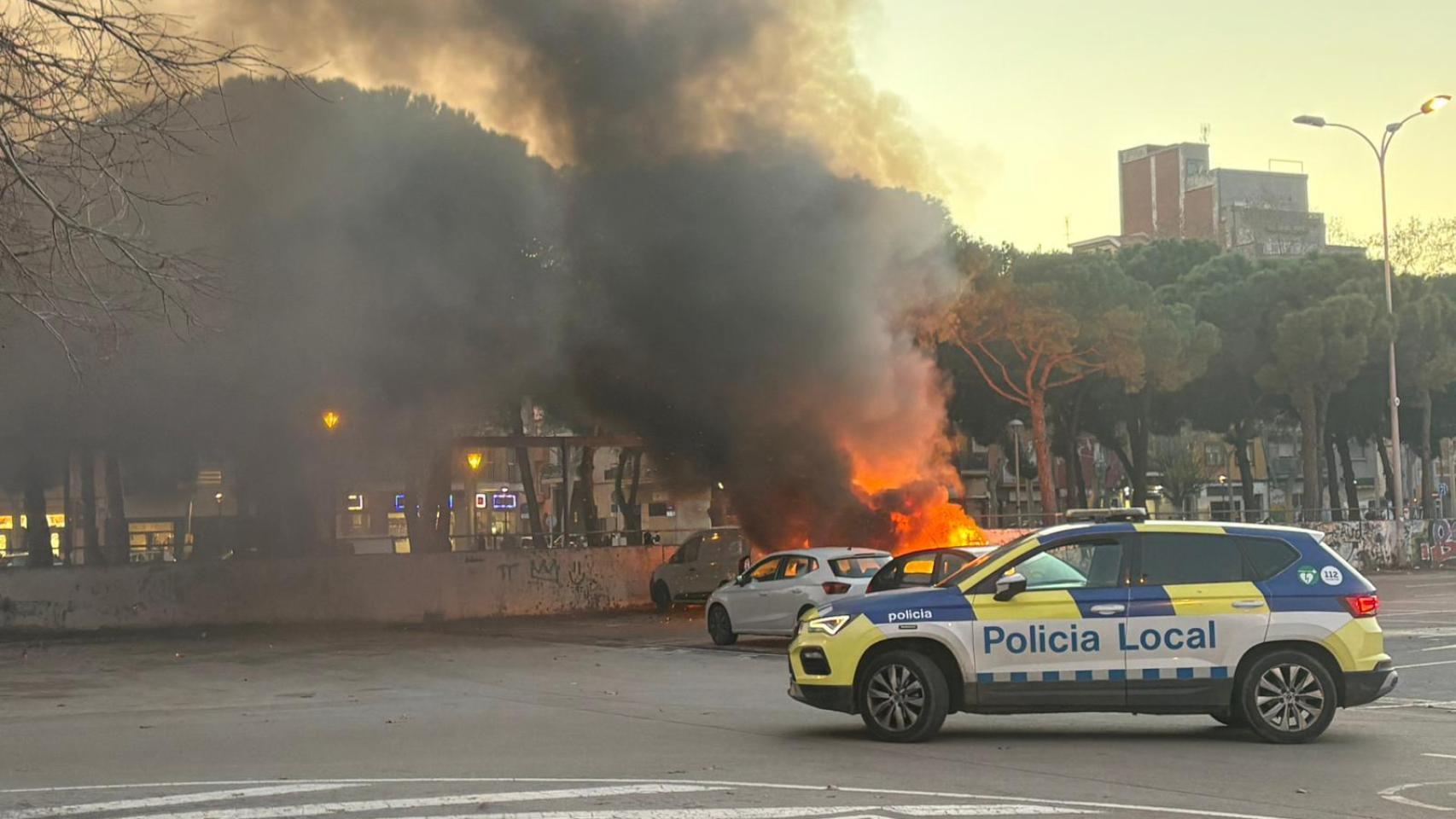 Arde una furgoneta en el parking del supermercado Al Campo en Sant Adrià de Besòs