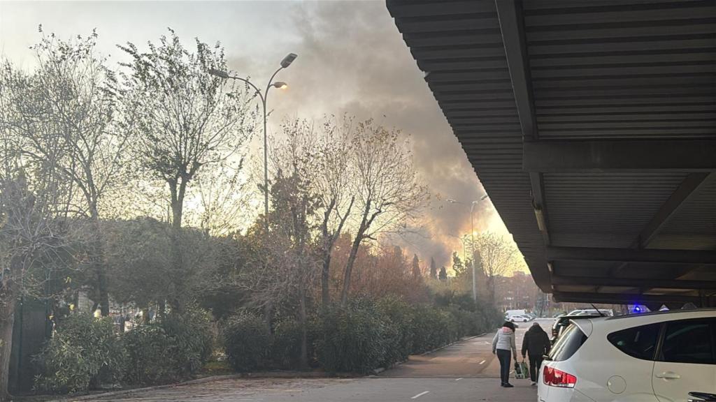 Humo negro en el parking del supermercado Alcampo de Sant Adrià de Besòs por el incendio de una furgoneta