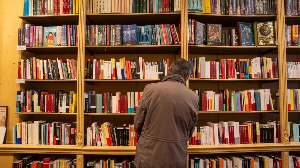 Interior de la librería Sant Jordi tras su reapertura en diciembre de 2025