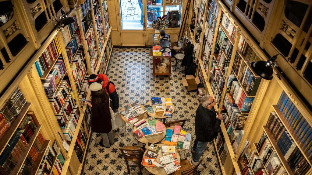 Interior de la librería Sant Jordi tras su reapertura en diciembre de 2025