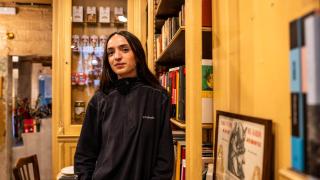 Mireia, la joven de 25 años que dejó Derecho y ahora trabaja en una librería histórica de Barcelona: "Esto es lo que siempre he querido"