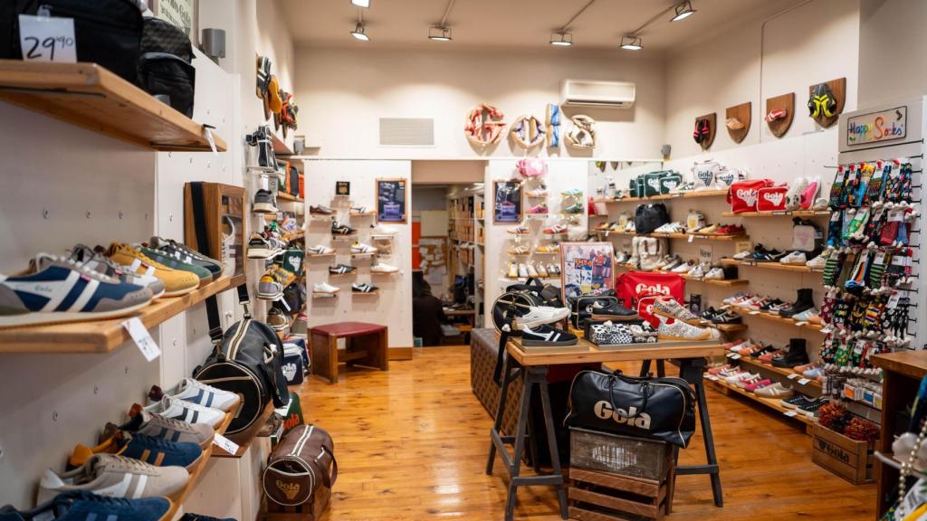 Interior de la zapatería Gola