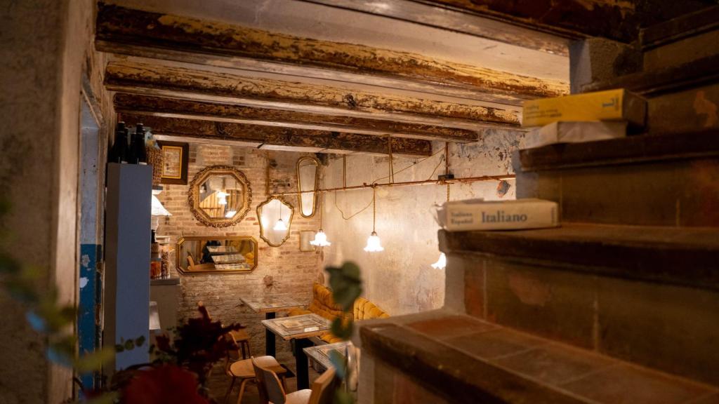 Interior de la llibreria Sant Jordi després de la seva reobertura al desembre de 2025