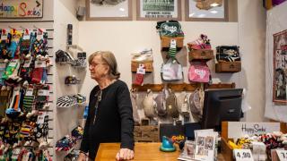 Marta, propietària d'una sabateria centenària que resisteix a les obres de Muntaner: 