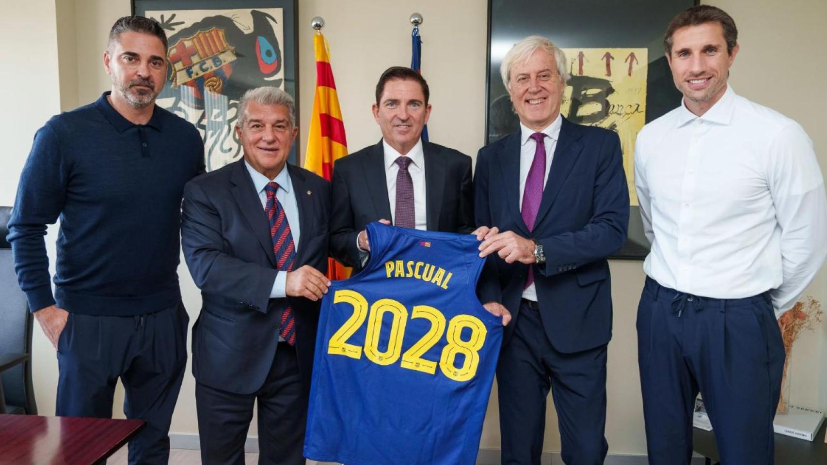 Juan Carlos Navarro, Joan Laporta, Josep Cubells y Mario Bruno Fernández, en la firma de Xavi Pascual como entrenador del Barça de basket