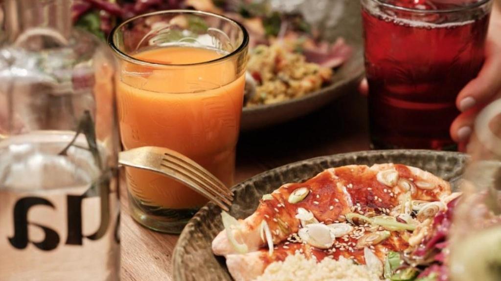 Una persona menjant al restaurant Simultáneo de Barcelona