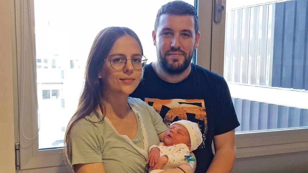 Ander, el primer bebé catalán de 2026, con sus padres