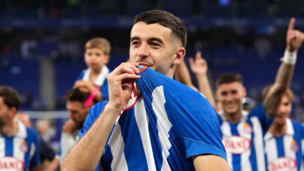 Joan García besa el escudo del Espanyol semanas antes de fichar por el Barça