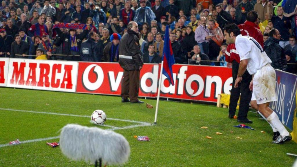 Figo, con el Real Madrid, en el Camp Nou