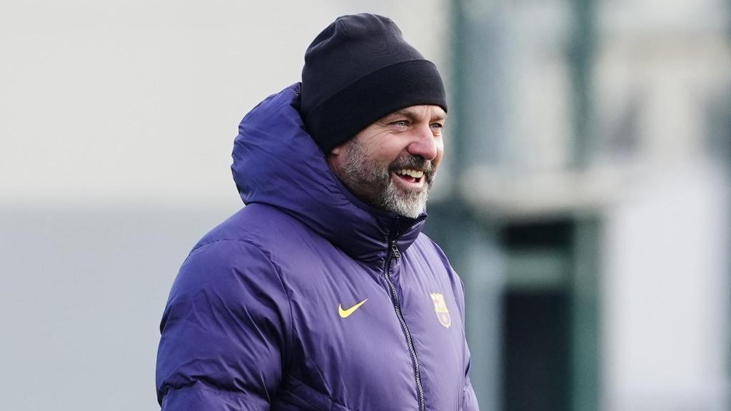 Hansi Flick, sonriente en el entrenamiento previo al derbi contra el RCD Espanyol