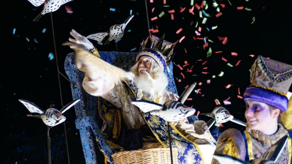 Una de les carrosses durant una Cavalcada de Reis a Viladecans