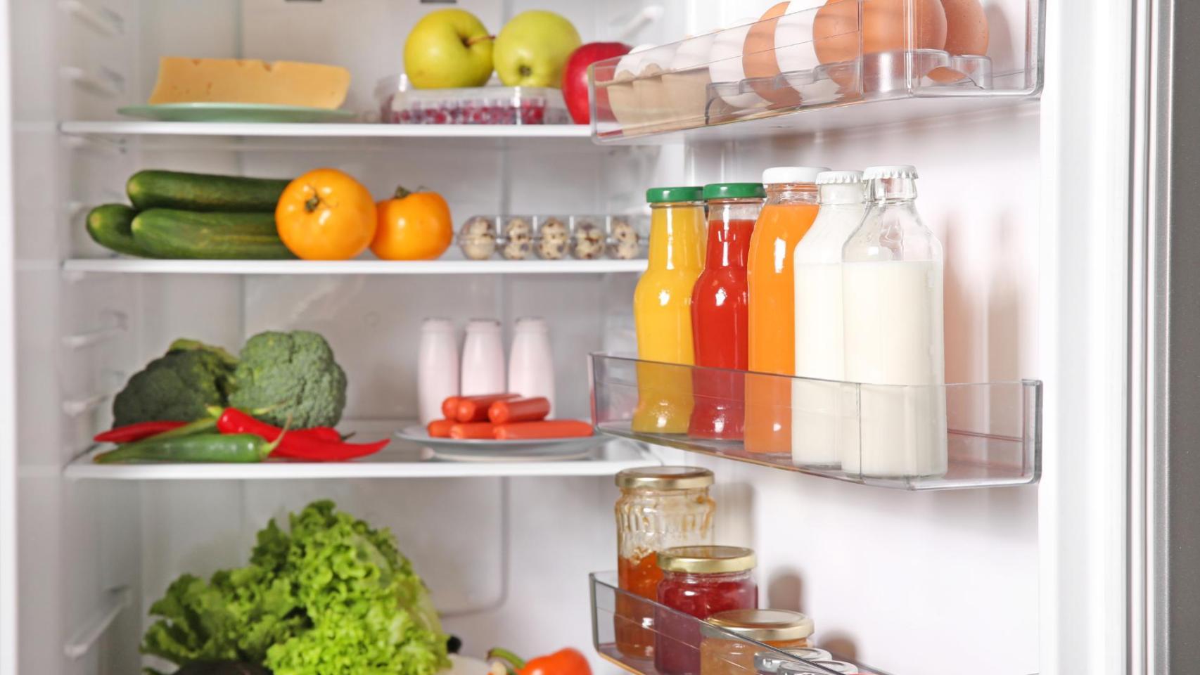 Nevera llena de alimentos
