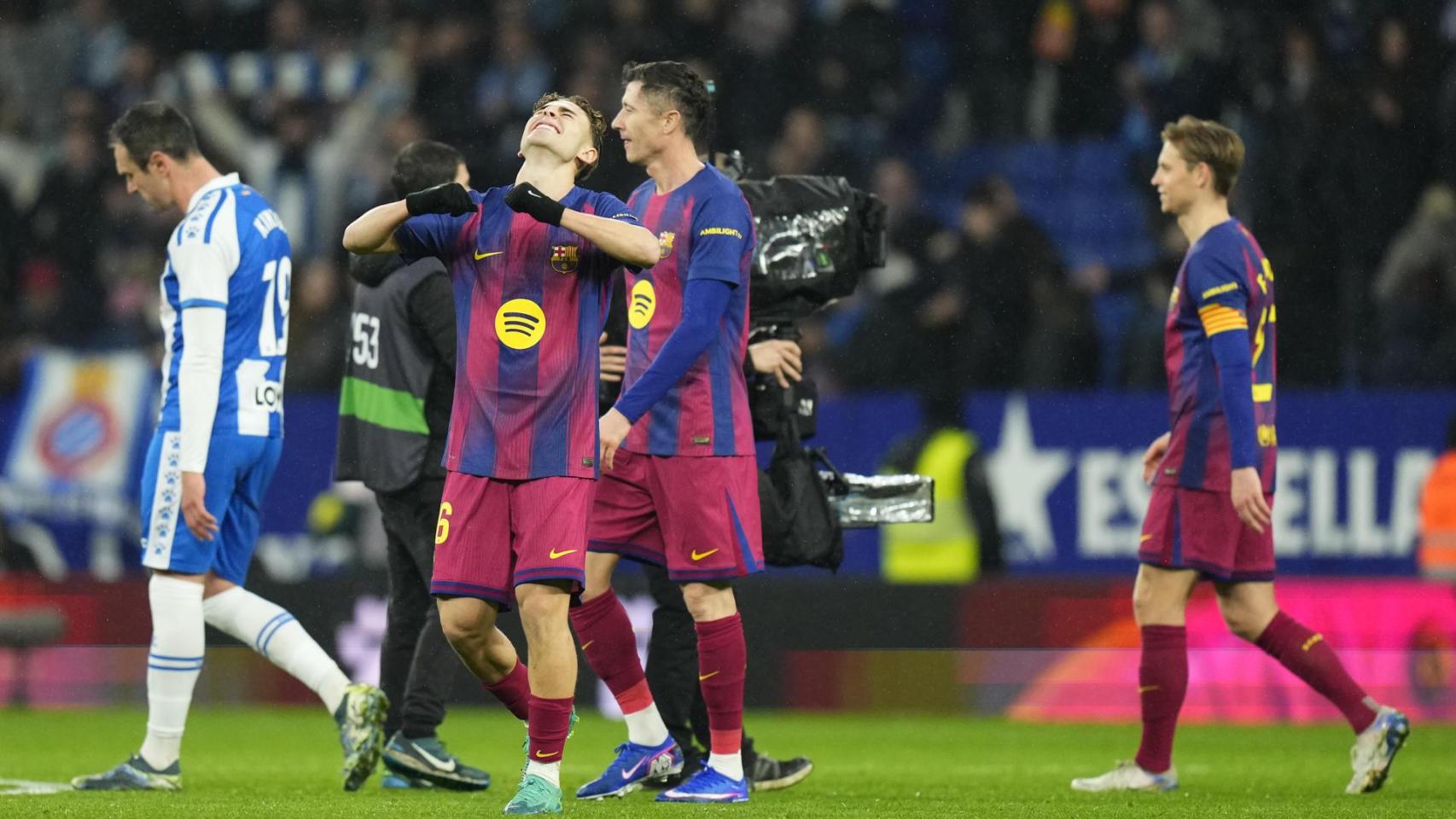 Los jugadores del Barça, eufóricos tras ganar al Espanyol