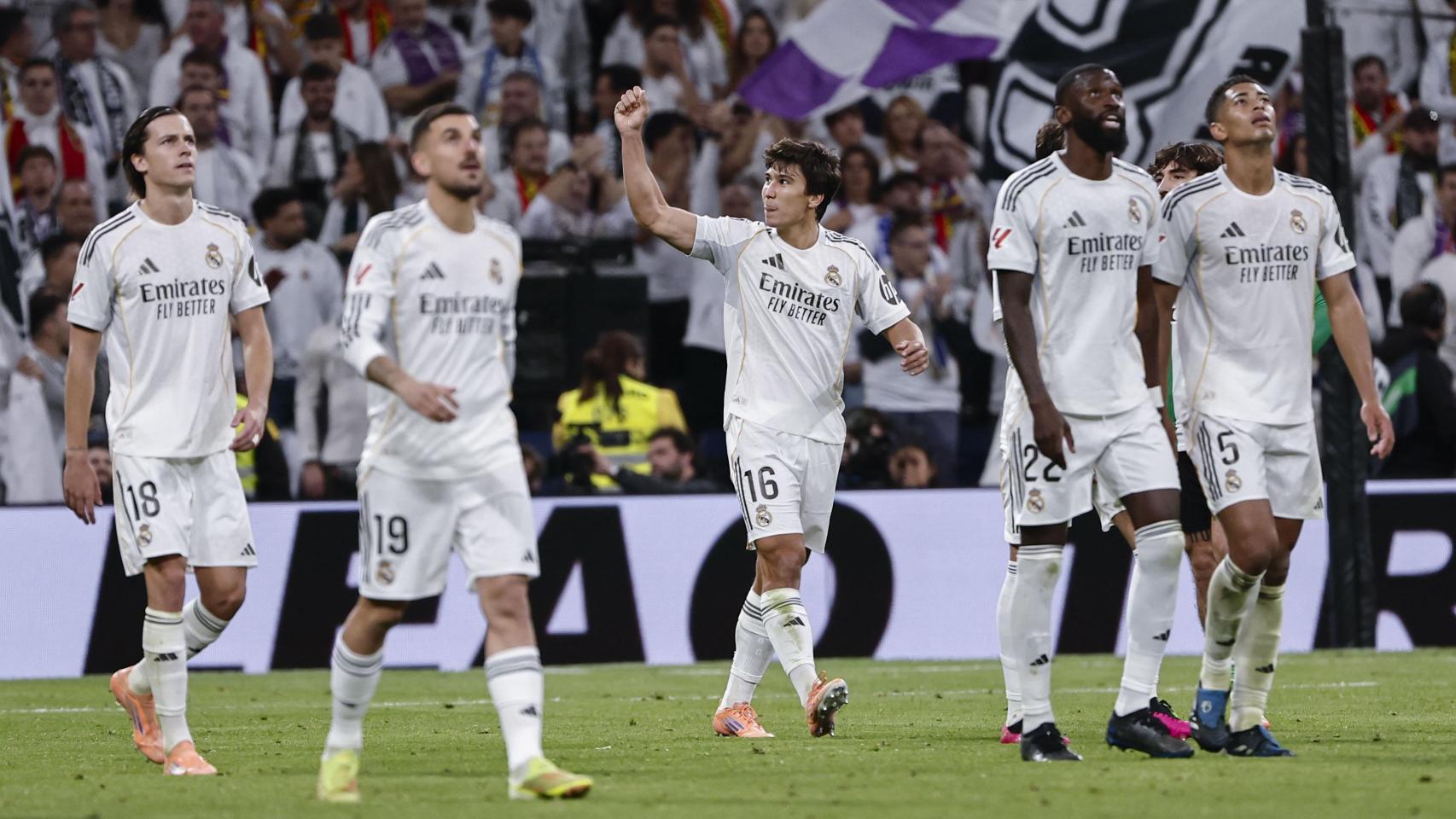 Gonzalo García celebra su hat-trick con la grada del Santiago Bernabéu en el Real Madrid-Betis