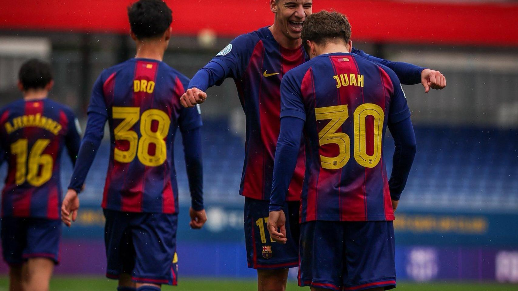 Jofre Torrents felicita a Juan Hernández por su gol en el Barça B-Ibiza Islas Pitiusas