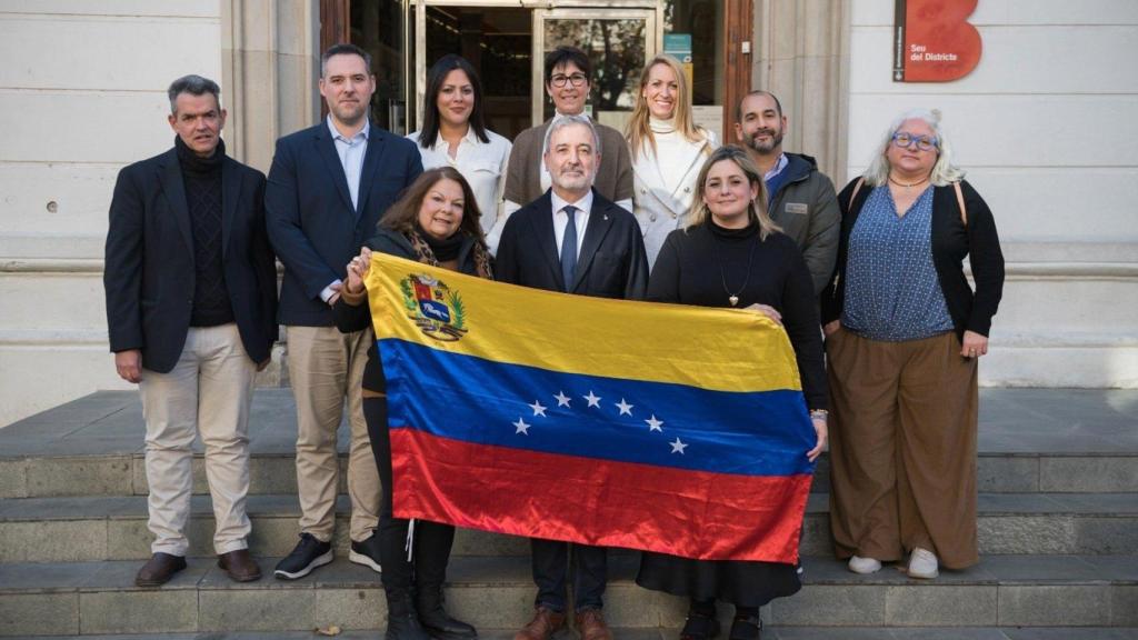 L'alcalde de Barcelona Jaume Collboni juntament amb representants de la comunitat veneçolana a Barcelona