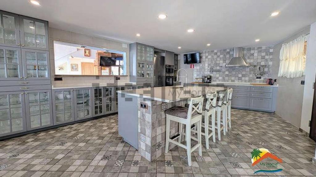 La cocina de la villa de la Costa Brava que se vende por 6,4 millones de euros en Idealista