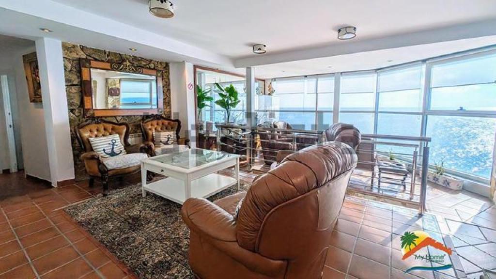 Una sala de la villa de la Costa Brava que se vende por 6,4 millones de euros en Idealista