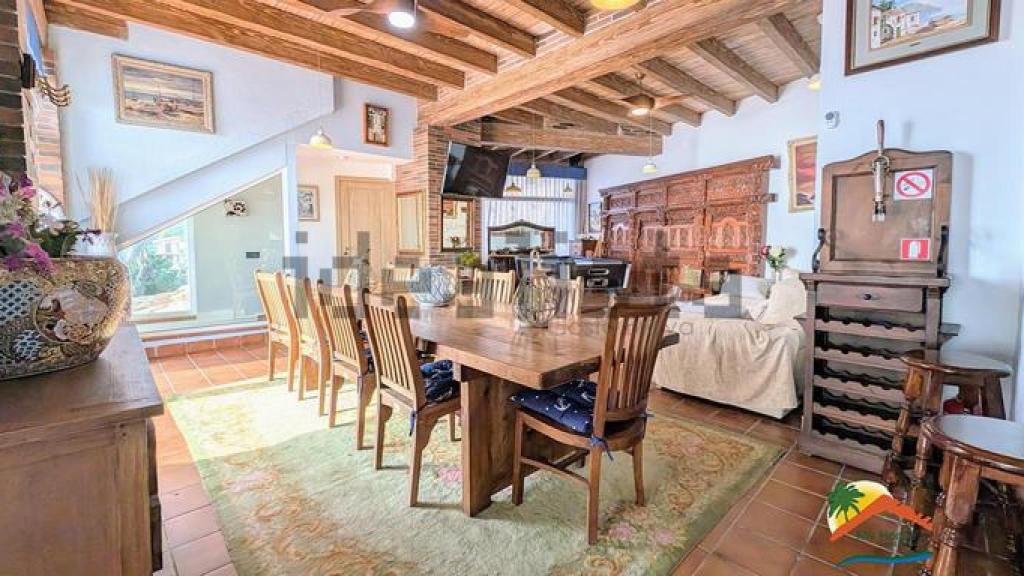 El comedor de la villa de la Costa Brava que se vende por 6,4 millones de euros en Idealista