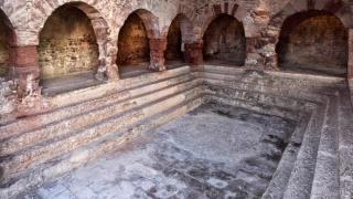 El pueblo de Barcelona ideal para el invierno: sus aguas termales alcanzan temperaturas de hasta 74 °C